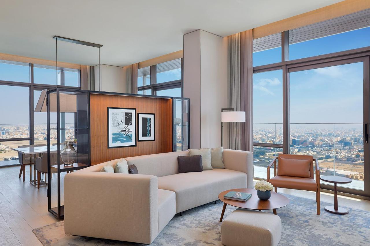 Shangri-la Hotel 5*
